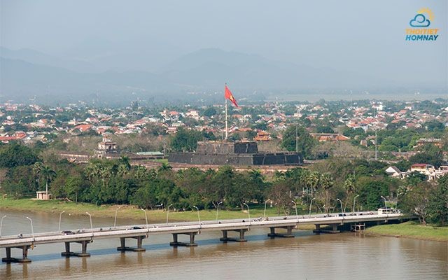 Cầu Phú Xuân - một trong 8 câu cầu bắc qua sông Hương nổi tiếng