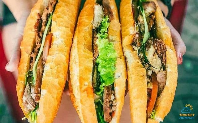 Bánh mì Tràng Tiền món ăn đường phố quen thuộc nức tiếng tại Huế