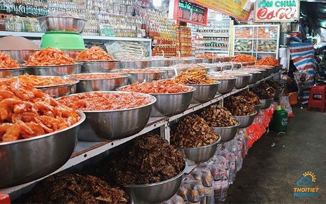 Thực phẩm hải sản khô được bày bán chủ yếu ở tầng 1 của chợ Đông Ba