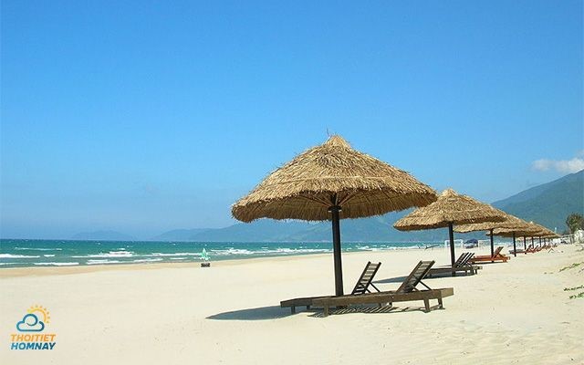 Biển Thuận An nổi bật với các bãi cát trắng, nước biển trong xanh quanh năm 