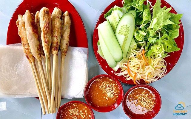 Nem lụi nướng món ăn vặt đặc biệt thơm ngon ở Quảng Bình