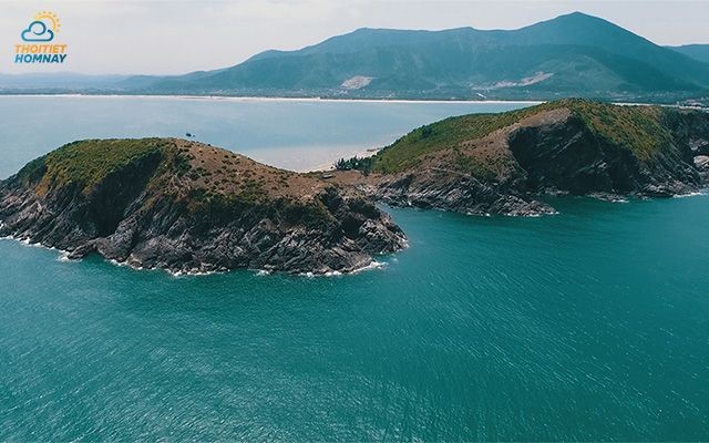 Biển Vũng Chùa được Đảo Yến bao bọc