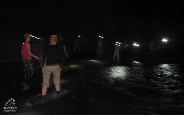 Băng qua dòng sông ngầm trong hang khám phá trọn vẹn Hang Én