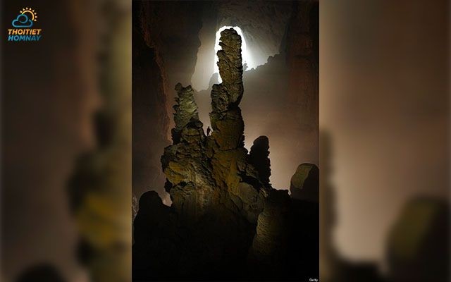 Cột thạch nhũ khổng lồ với chiều cao 80m trong hang