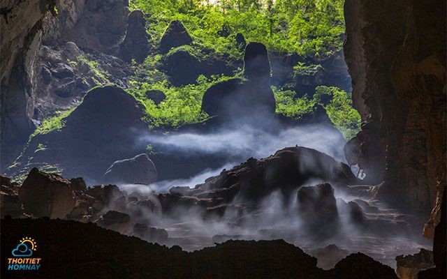 Dòng sông ngầm chảy qua tạo thành một hệ sinh thái đa dạng trong hang động 