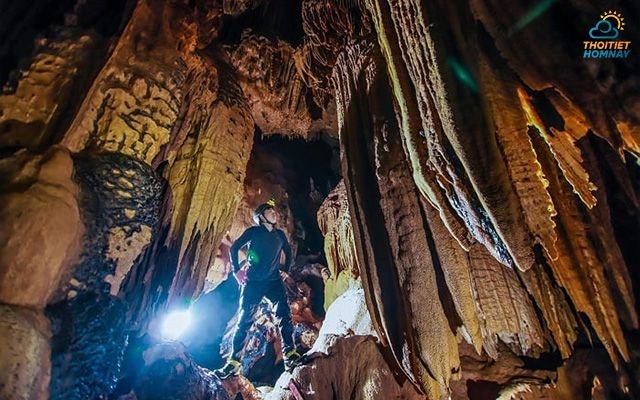 Hàng loạt khối thạch nhũ khổng lồ nằm sâu trong hang động Ozo