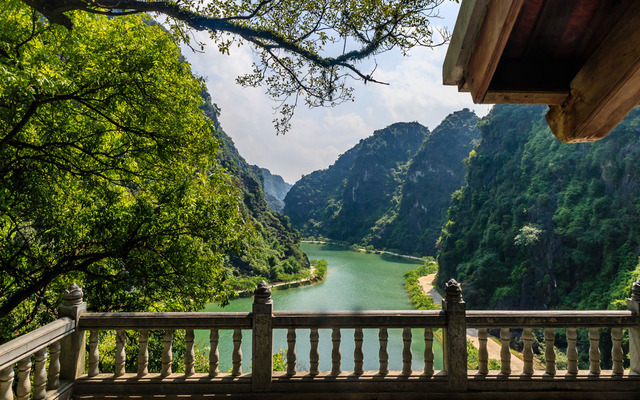 Tham quan khu di tích thắng cảnh Tràng An