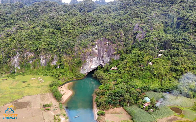 Hình ảnh động Phong Nha nhìn từ trên cao