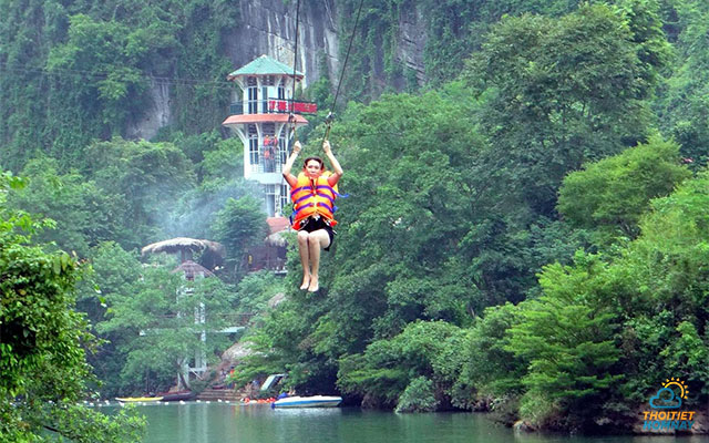 Trải nghiệm đu zipline sông chày hang Tối Quảng Bình