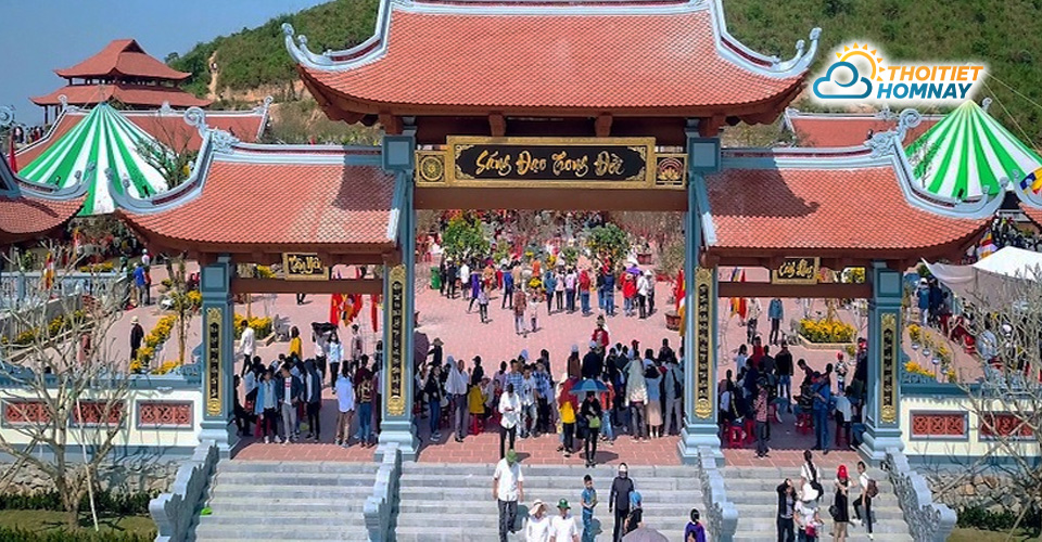 Khách du lịch tham quan chùa Đại Tuệ đầu xuân 