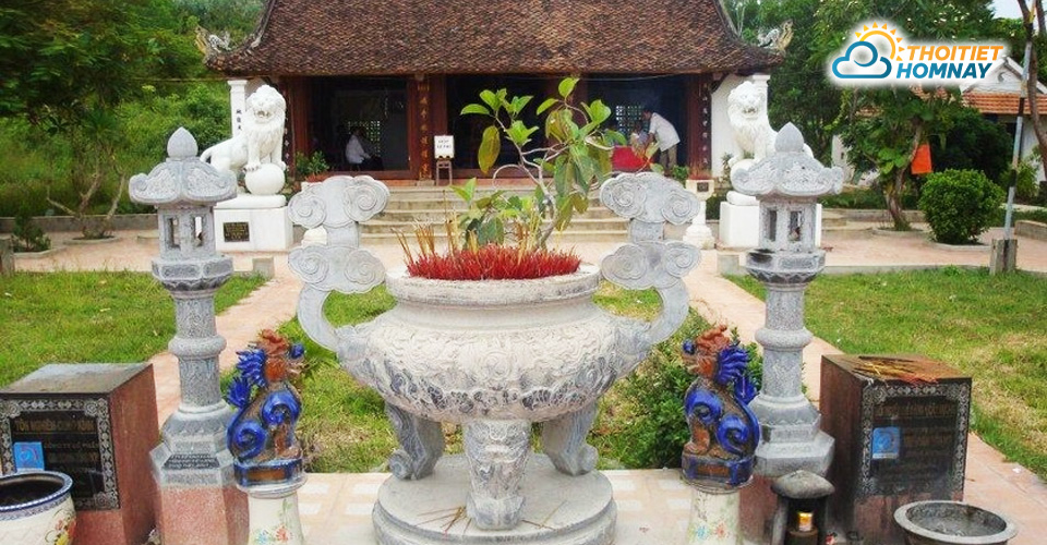 Không gian thờ tự trong khuôn viên đền Quả Sơn 