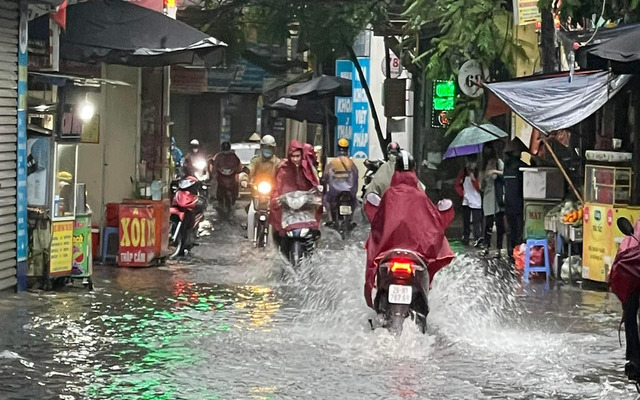 Mưa lớn gây ngập một số tuyến phố ở Hà Nội 