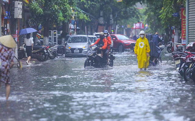 Mưa lớn gây ngập lụt ở một số tuyến phố Nghệ An 