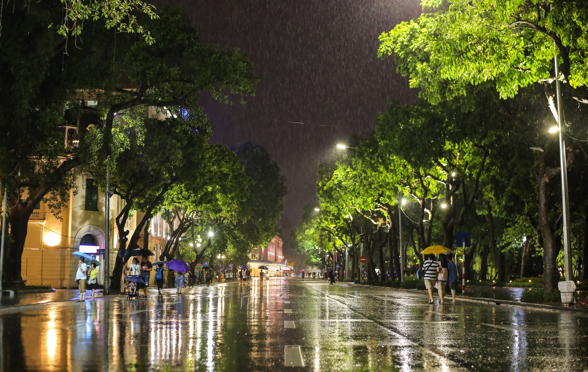 Thời tiết Hà Nội có mưa rào và dông tối và đêm nay