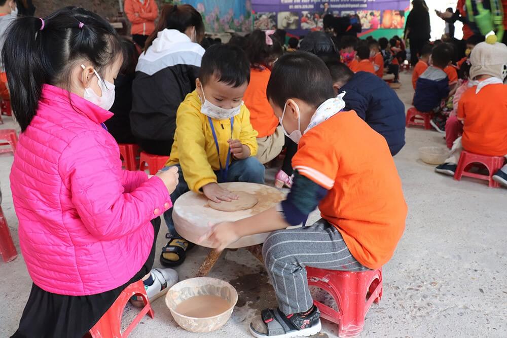 Trải nghiệm tự tay nặn gốm của các em nhỏ tại làng gốm Bát Tràng