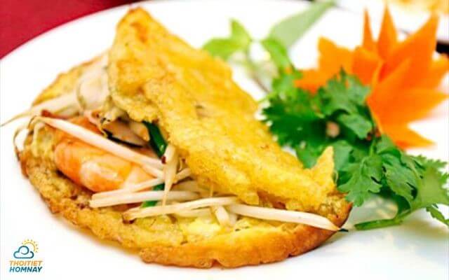 Bánh khoái là món ăn đặc sản nổi tiếng tại Huế
