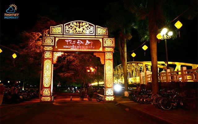 Phố đi bộ Nguyễn Đình Chiểu sôi động, nhộn nhịp về đêm