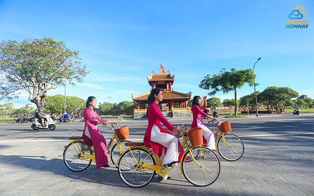 Đạp xe dạo quanh thành phố Huế thưởng ngoạn không khí trong lành