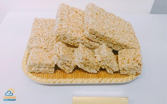 Bánh cốm Huế là thức quà thường được dâng lên tổ tiên dịp lễ Tết