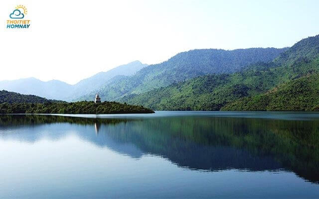 Suối Hồ Truồi vẫn giữ được vẻ đẹp khá hoang sơ giữa núi rừng