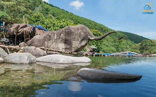 Suối voi Huế nổi tiếng với tảng đá hình con voi