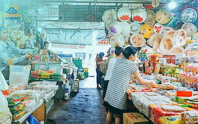 Chợ Đông Ba cung cấp tất cả các loại đặc sản nổi tiếng của Huế