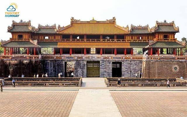 Cổng ngọ Môn - cổng chính dẫn vào Đại nội Huế
