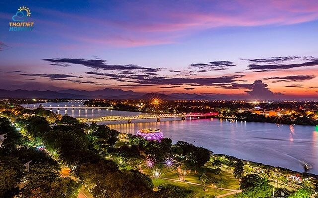 Sông Hương - Cầu Tràng Tiền lung linh rực rỡ sắc màu về đêm