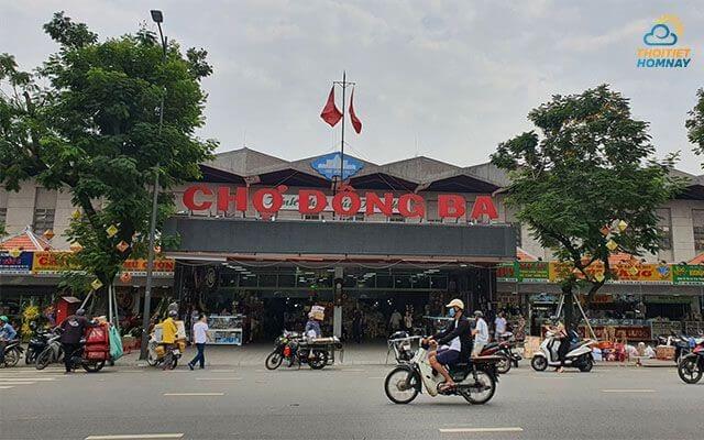 Chợ Đông Ba Huế nằm ở trung tâm thành phố Huế