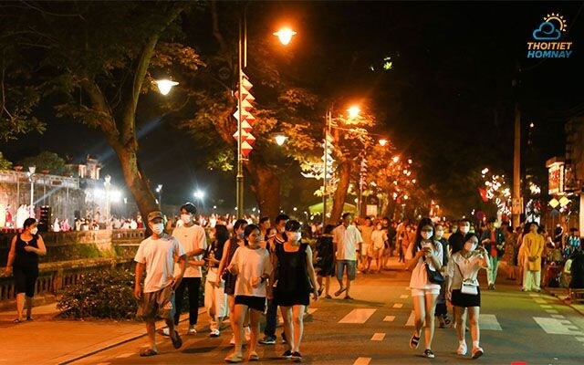 Phố đi bộ Nguyễn Đình Chiểu nhộn nhịp về đêm