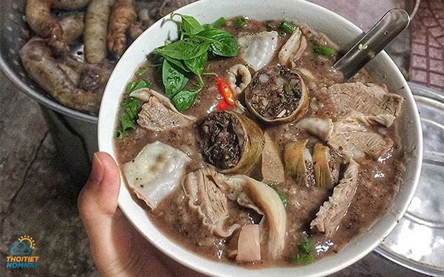 Cháo lòng là món ăn sáng khoái khẩu của người dân Quảng Bình
