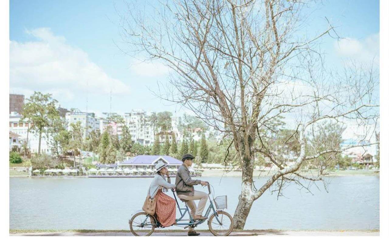 Đạp xe tại Hồ Xuân Hương