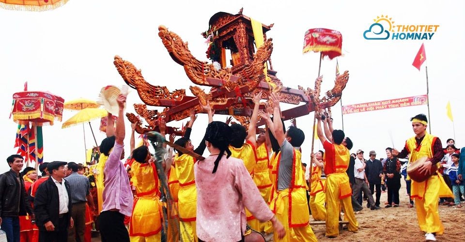 Nghi thức rước kiệu trong lễ hội đền Cuông 